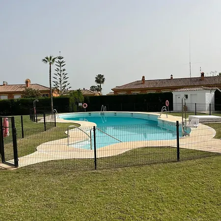 House With Pool, Private Garden And Parking *