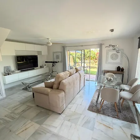 House With Pool, Private Garden And Parking