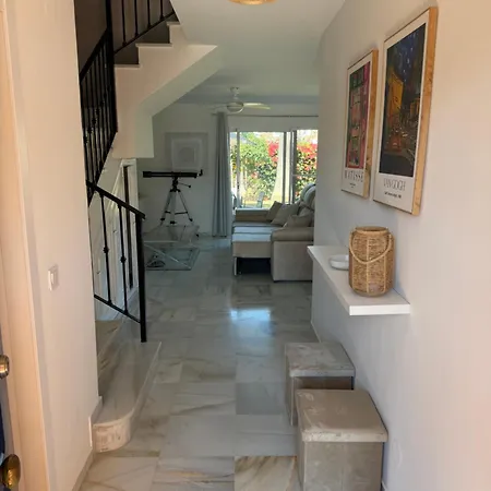 House With Pool, Private Garden And Parking *