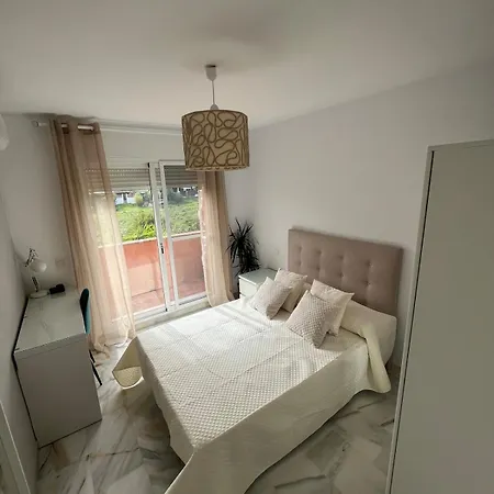 House With Pool, Private Garden And Parking Feriehus